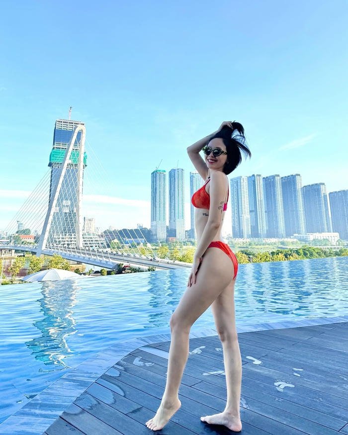 hình ảnh tóc tiên bikini trong chuyến du lịch