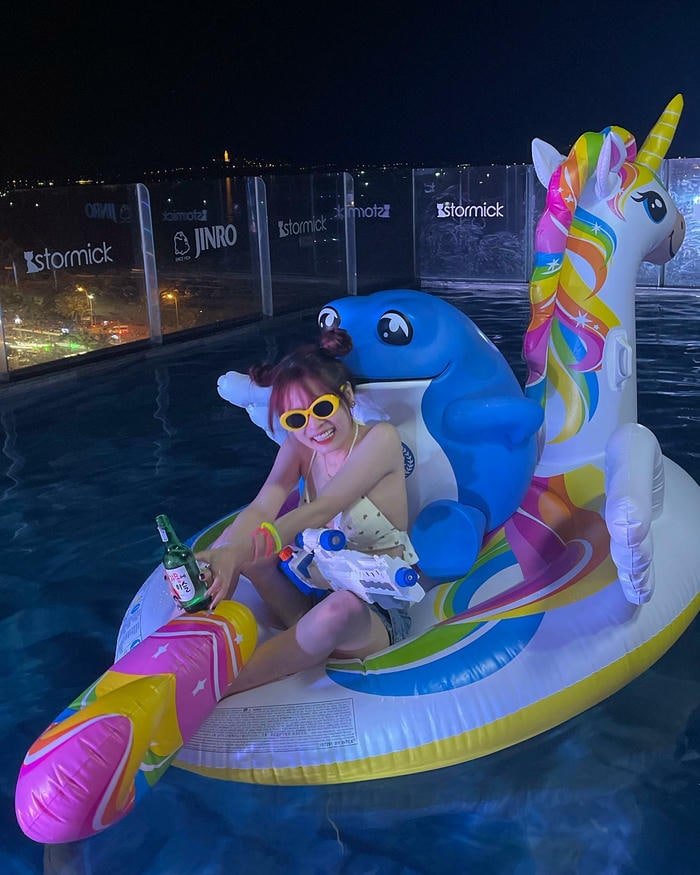 hình ngọc kem bikini chụp hình hồ bơi sexy