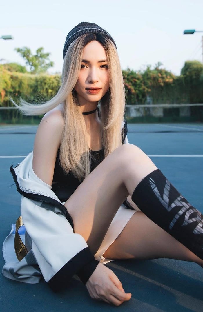 hoà minzy bikini tạo dáng ngồi tự nhiên