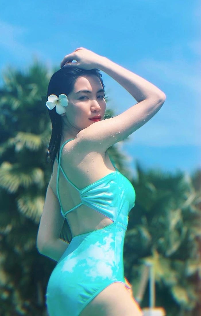 hoà minzy bikini thần thái thư giãn