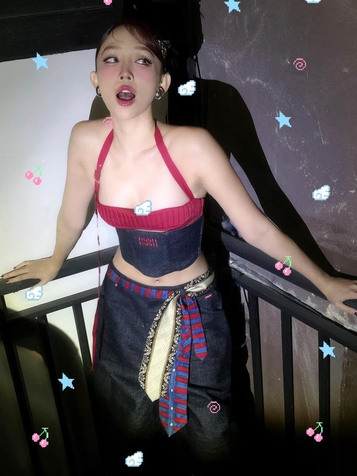 khung cảnh biển làm nền tóc tiên bikini sexy