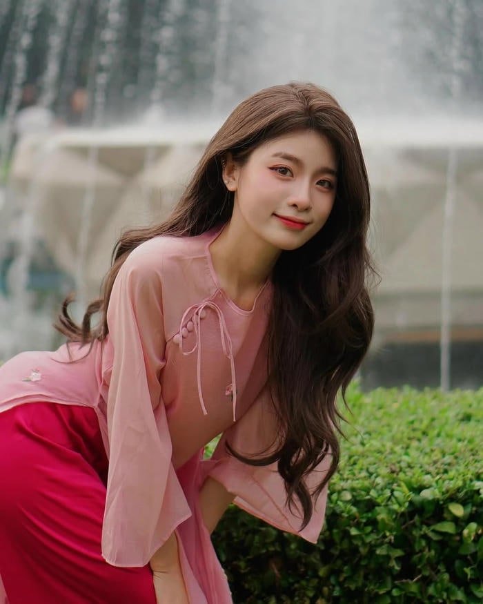 ngọc kem bikini tạo dáng tự tin