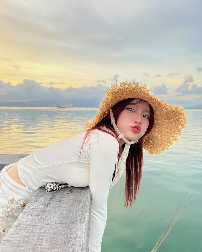 nụ cười tươi sáng ngọc kem bikini gợi cảm