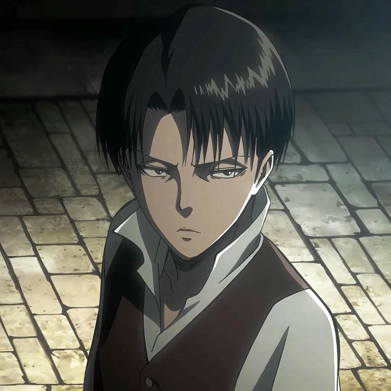 Ảnh Levi Ackerman đứng giữa phố phường ánh mắt đượm buồn