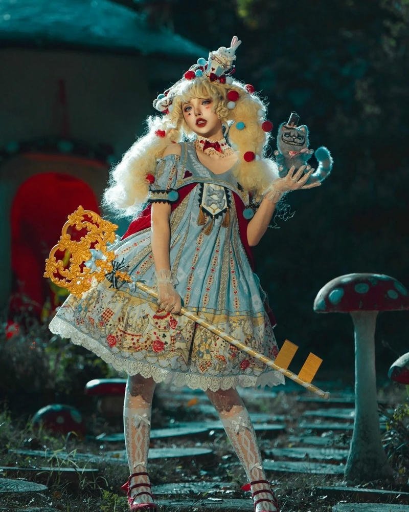 Cosplay ma nữ biểu cảm trầm buồn đầy cuốn hút