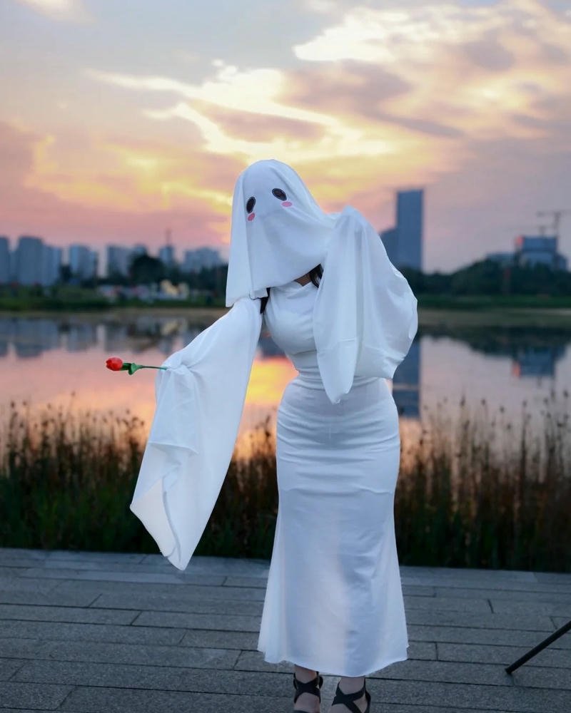 Cosplay ma nữ lớp trang điểm sắc sảo đậm chất kinh dị