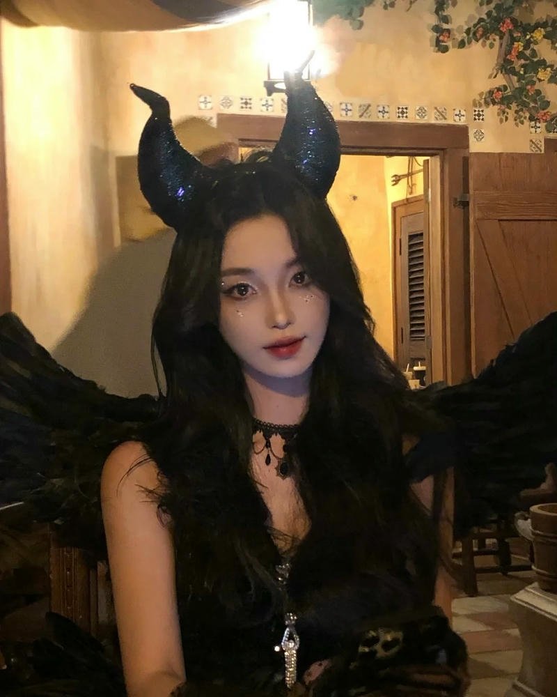 Cosplay ma nữ mang vẻ u ám đầy cuốn hút lạ