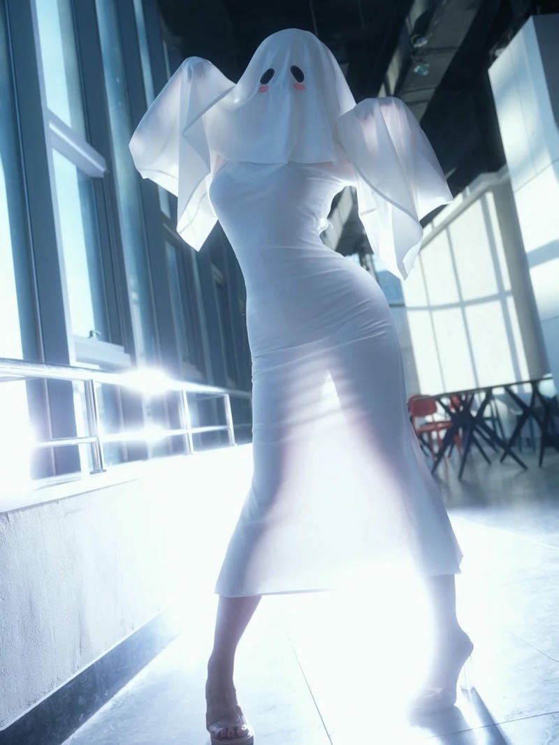 Cosplay ma nữ tạo dáng uyển chuyển pha nét đáng sợ