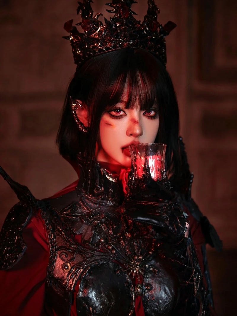 Cosplay ma nữ trang phục tối giản nhưng đầy ma mị