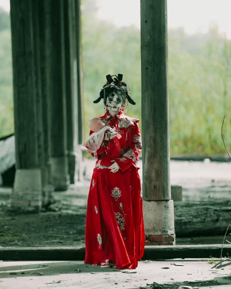 Cosplay ma nữ trang phục u tối tăng vẻ bí ẩn