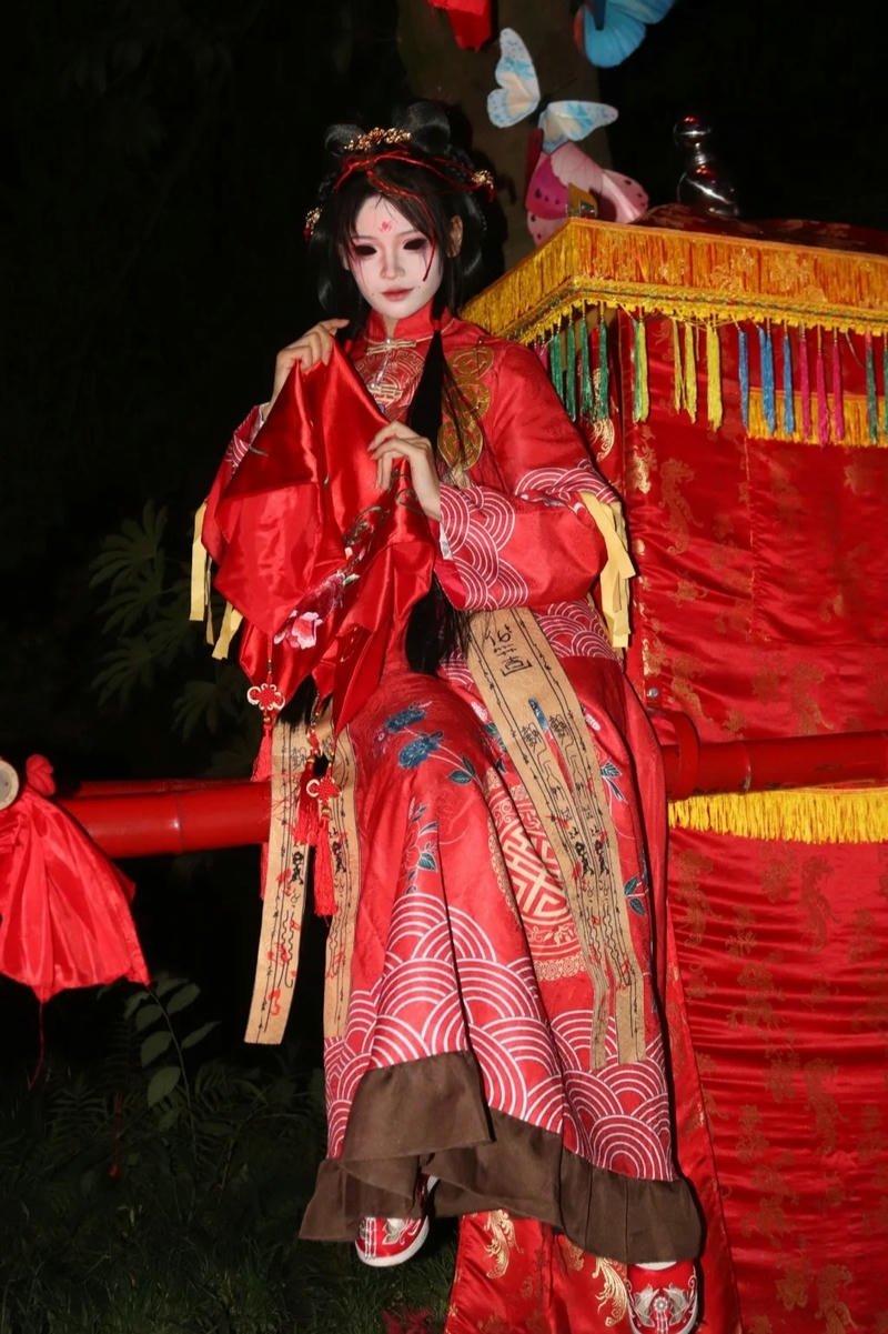 Cosplay ma trang phục tối màu tăng vẻ huyền bí