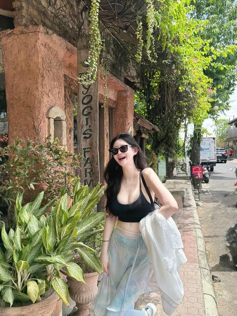 Khung hình biển xanh làm nổi bật Seoul Asuna bikini