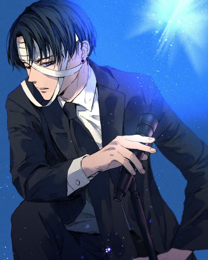 Levi Attack on Titan mặc vest đen ngồi cực lịch lãm