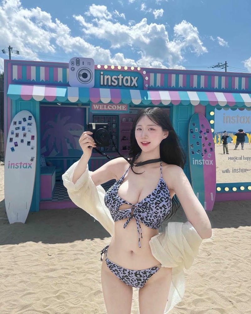 Nét cuốn hút tự nhiên trong khung hình Seoul Asuna bikini