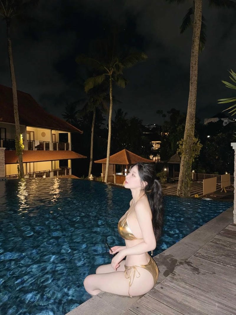 Vóc dáng thanh thoát Seoul Asuna trong bộ bikini sexy