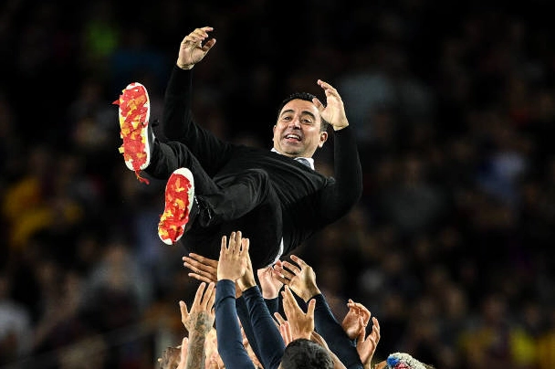 Các cầu thủ tung huấn luyện viên Xavi Hernandez lên không trung ăn mừng chức vô địch