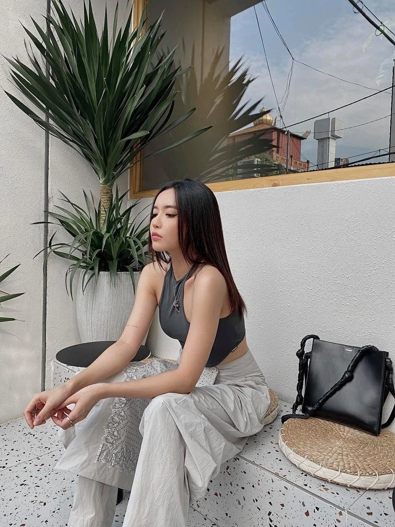 Ảnh Bích Phương bikini nổi bật bên bãi biển mùa hè xanh