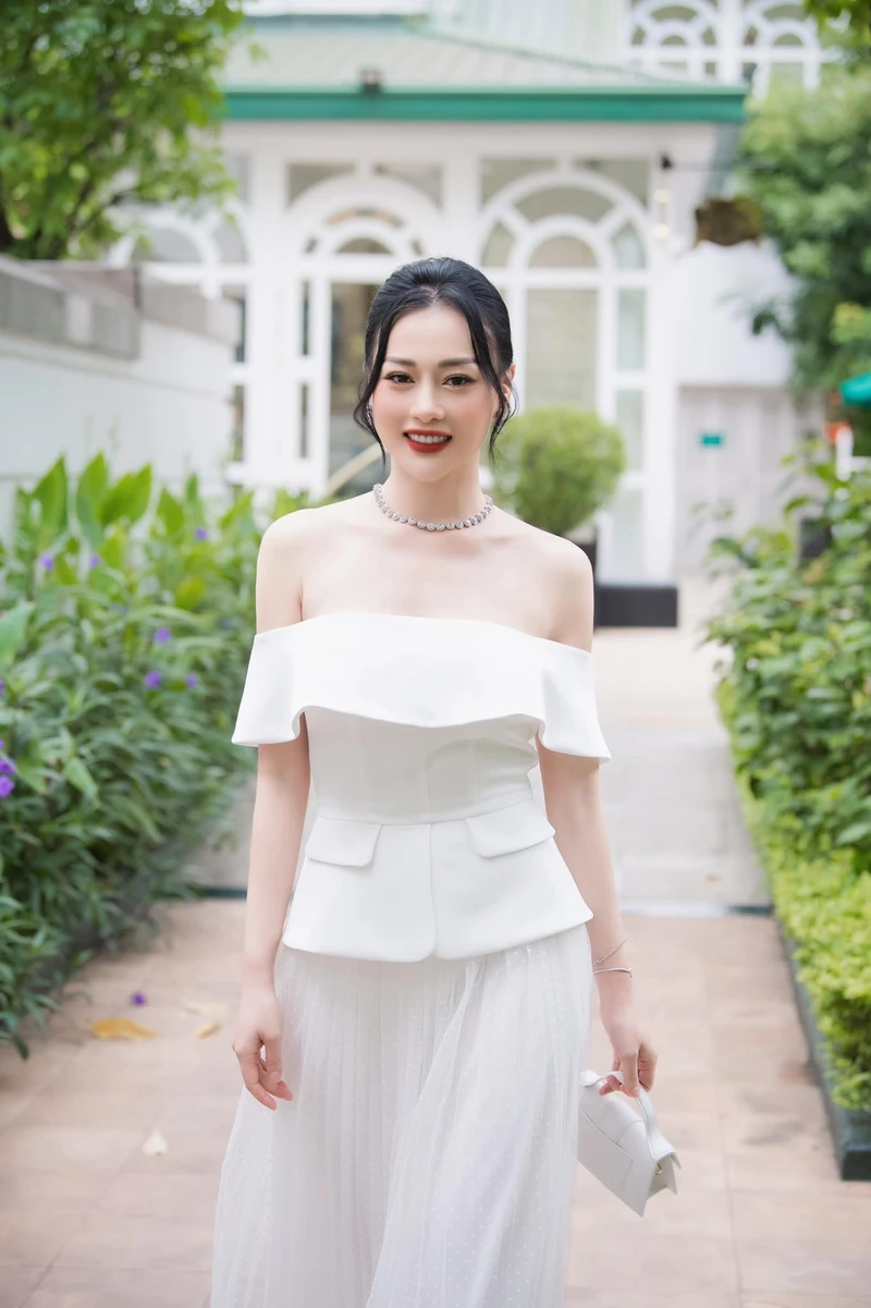 Ảnh Diễn viên Phương Oanh mặc bikini đầy cuốn hút ngoài trời