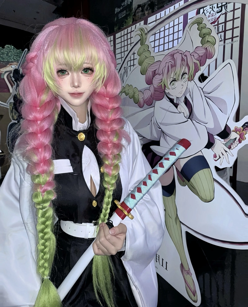 Ảnh Mitsuri cosplay chuẩn nhân vật Thanh Gươm Diệt Quỷ
