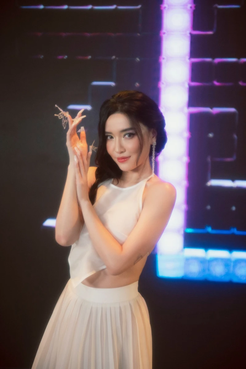 Ảnh Mỹ nữ Bích Phương bikini phong cách trẻ trung hiện đại