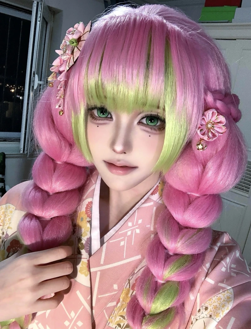 Ảnh cosplay Mitsuri Kanroji dễ thương cận mặt chi tiết