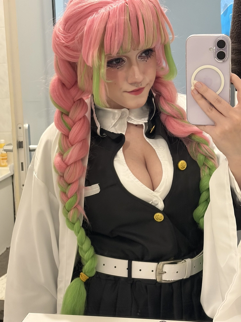 Ảnh cosplay Mitsuri chụp hình trước gương