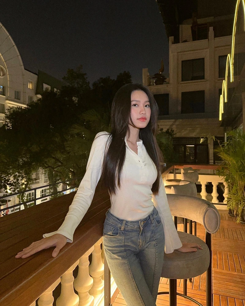 Ánh sáng dịu dàng tôn lên body Doãn Hải My bikini