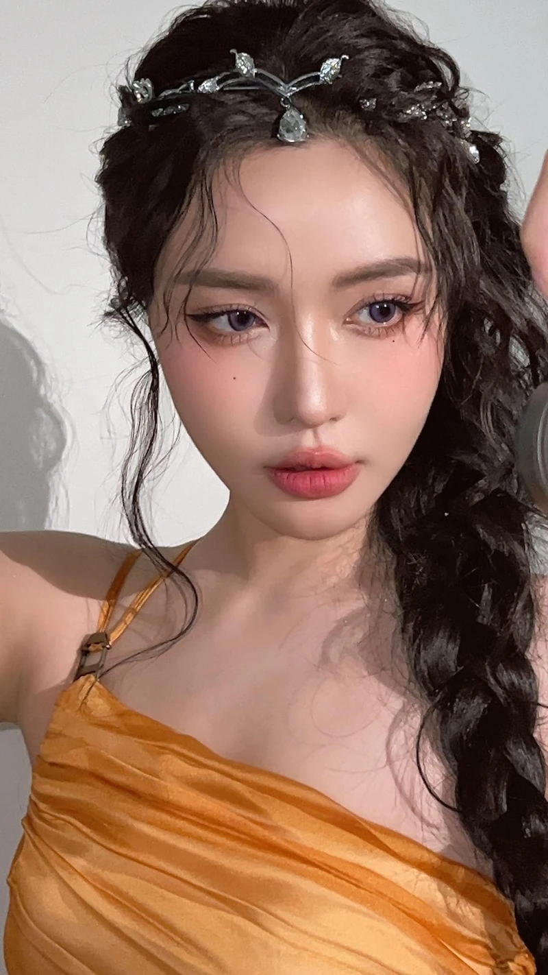 Bích Phương bikini đầy cuốn hút dưới ánh nắng mùa hè