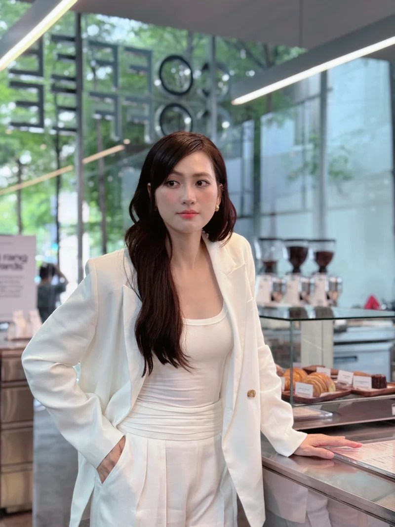 Bộ bikini mỏng giúp Phương Anh Đào khoe làn da mịn màng