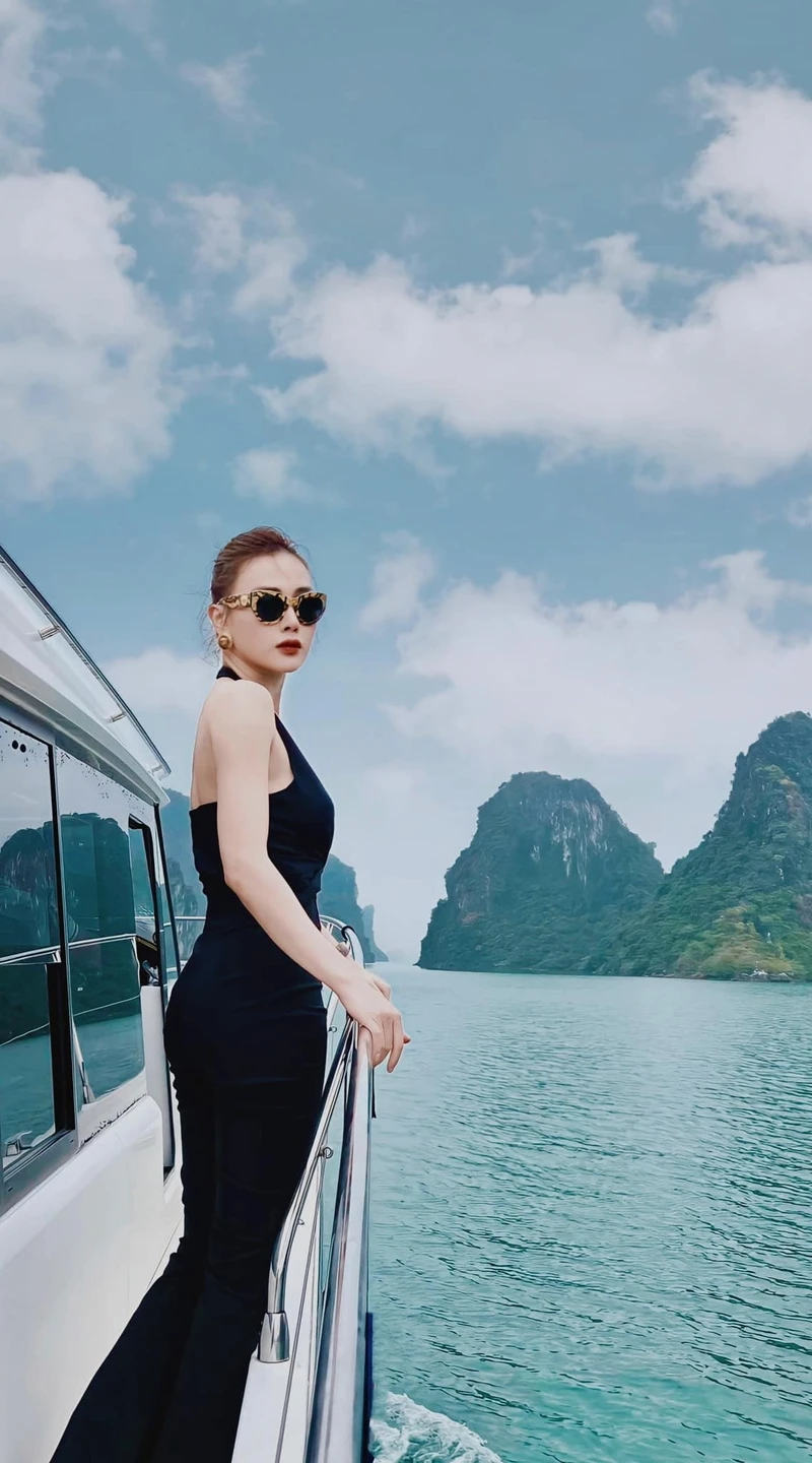 Diện mạo cuốn hút của Phương Oanh khi tạo dáng ngoài biển