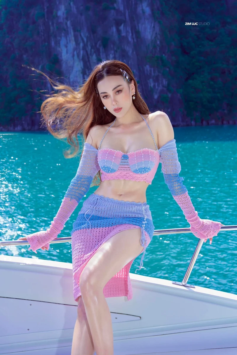 Góc nghiêng cuốn hút của Phương Oanh khi diện bikini biển