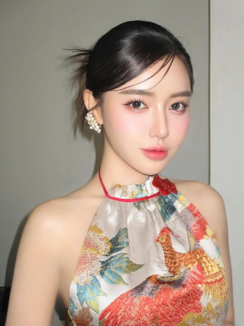 Gương mặt rạng rỡ của Bích Phương tại bãi biển ngoài trời