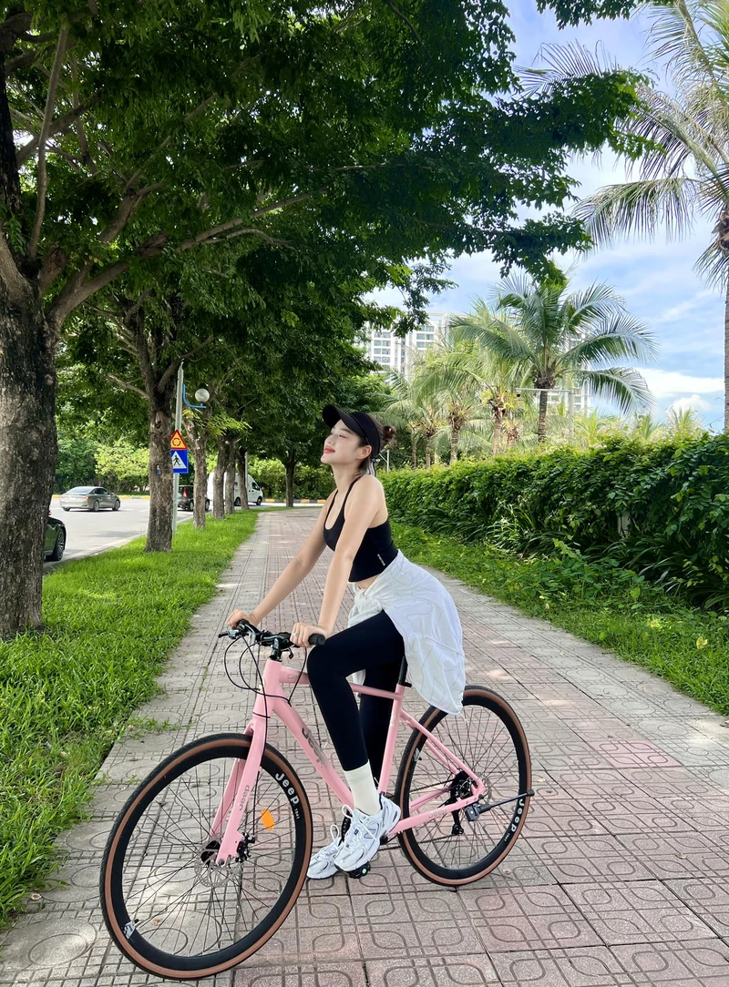 Gương mặt rạng rỡ của Đỗ Thị Hà khi tạo dáng bikini