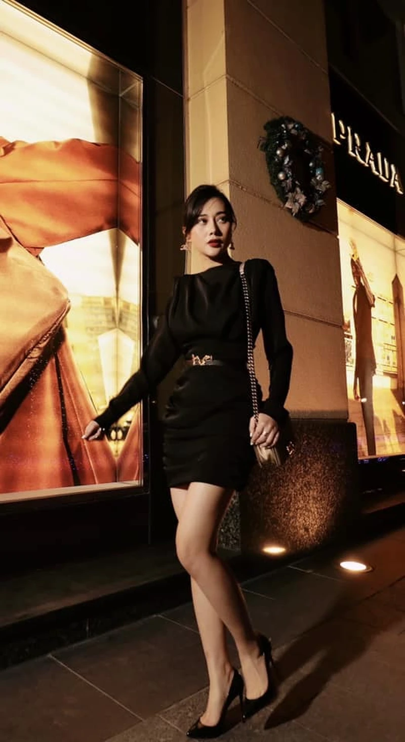 Gương mặt rạng rỡ của Phương Oanh khi tạo dáng bikini