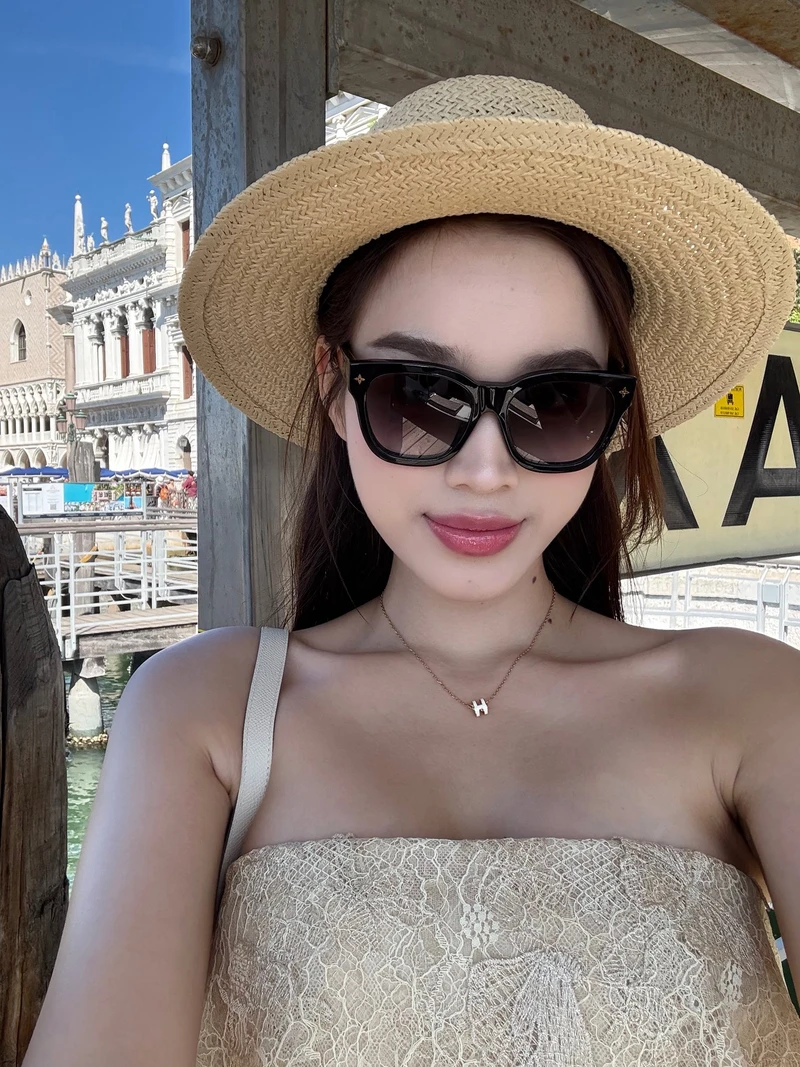 Hình ảnh Đỗ Thị Hà bikini phong cách nữ tính đầy cuốn hút
