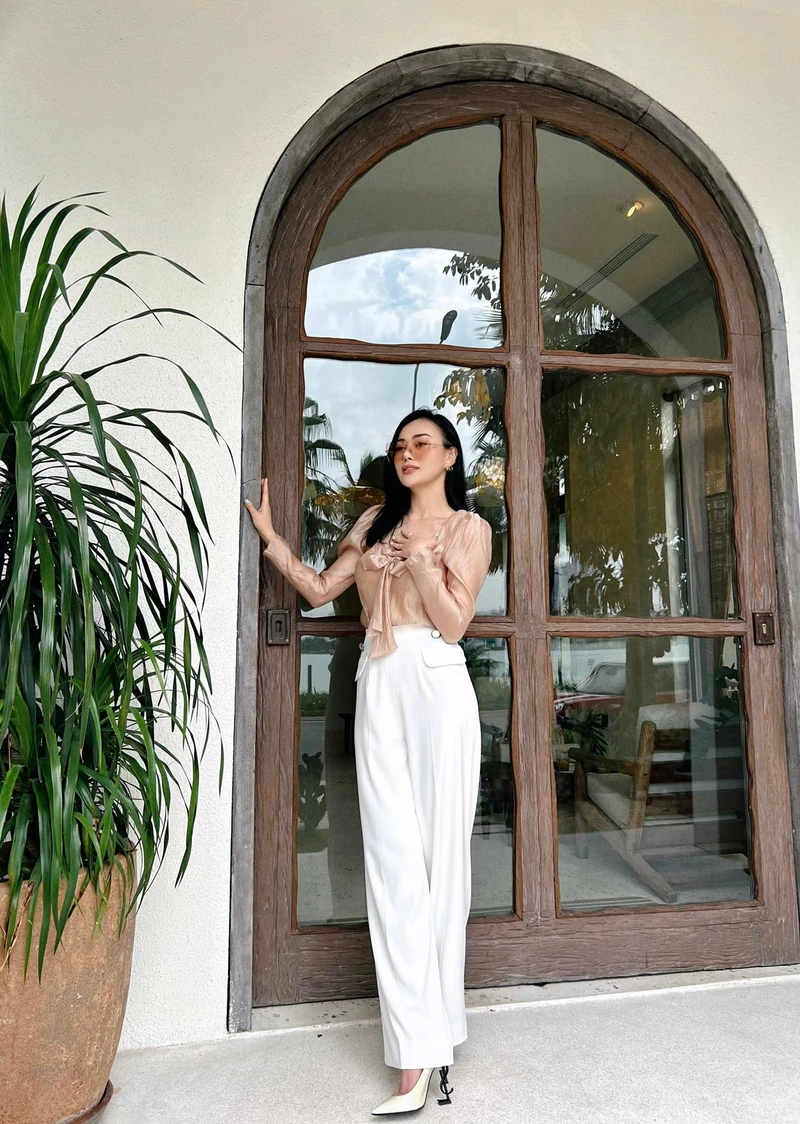 Hình ảnh Hotgirl Phương Oanh bikini trẻ trung tại hồ bơi