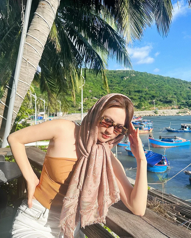 Hình ảnh Phương Anh Đào mặc bikini khoe cơ bụng thon gọn