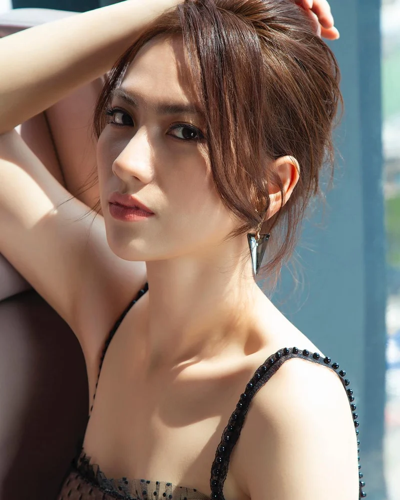 Hình ảnh Phương Anh Đào phô diễn vòng một đầy đặn qua áo tắm