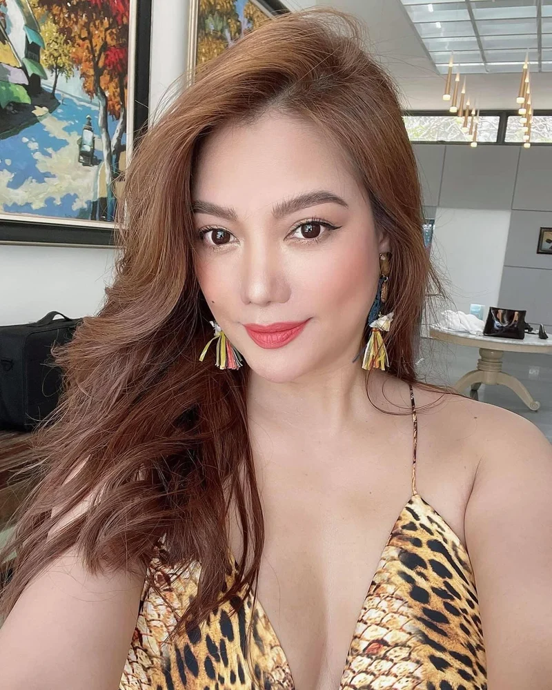 Hình ảnh Trương Ngọc Ánh phô diễn thân hình chữ S qua bikini