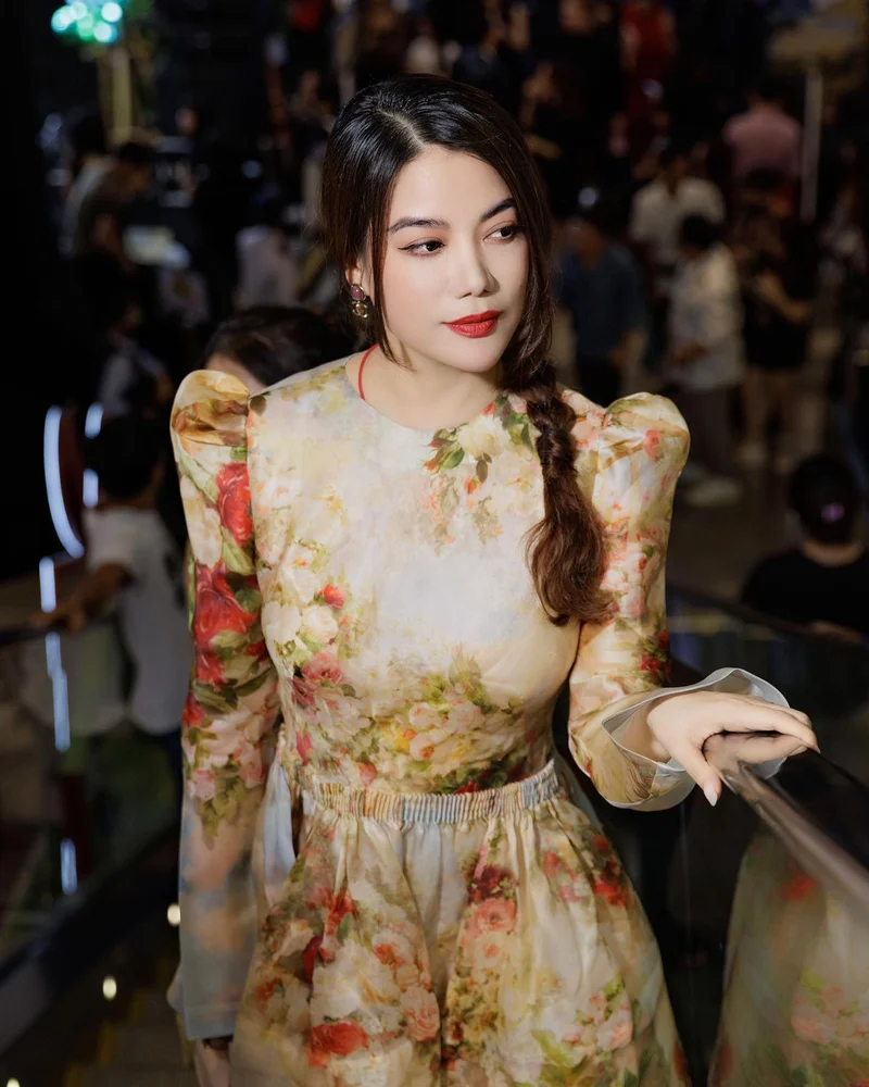 Hình ảnh Trương Ngọc Ánh phô diễn vòng ba múp míp trong bikini