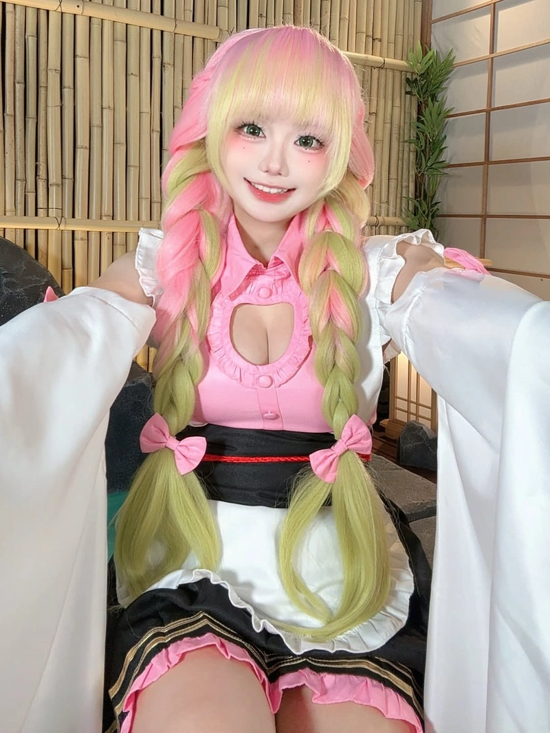 Hình ảnh cosplay Mitsuri Kanroji với nụ cười duyên dáng