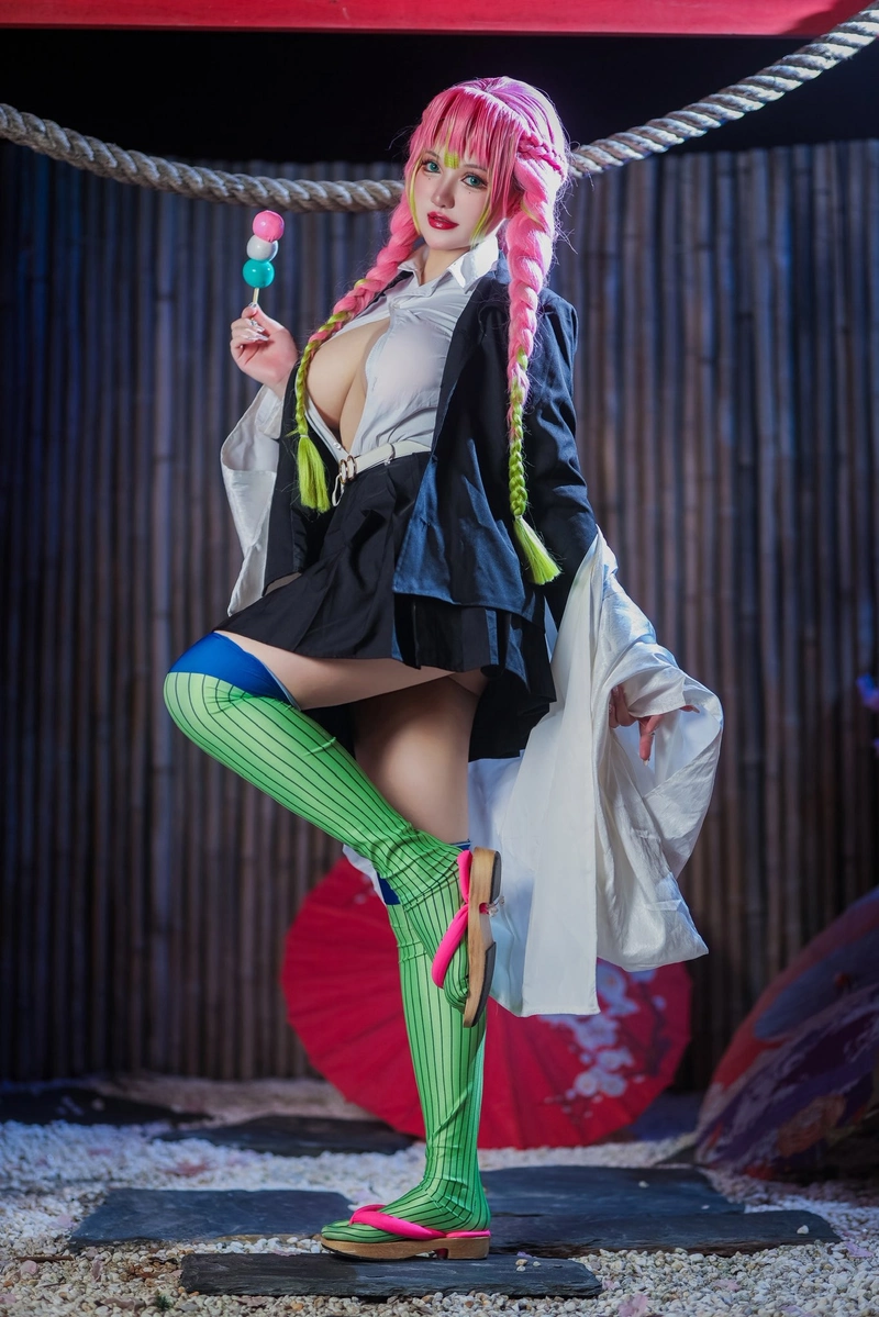 Hình ảnh cosplay Mitsuri dáng chuẩn người mẫu