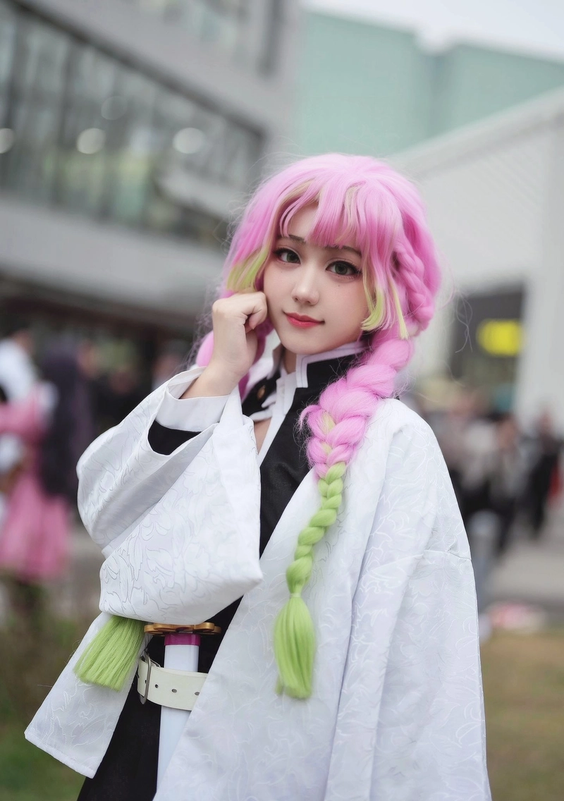 Hình cosplay Mitsuri Kanroji xinh đẹp thần thái tốt