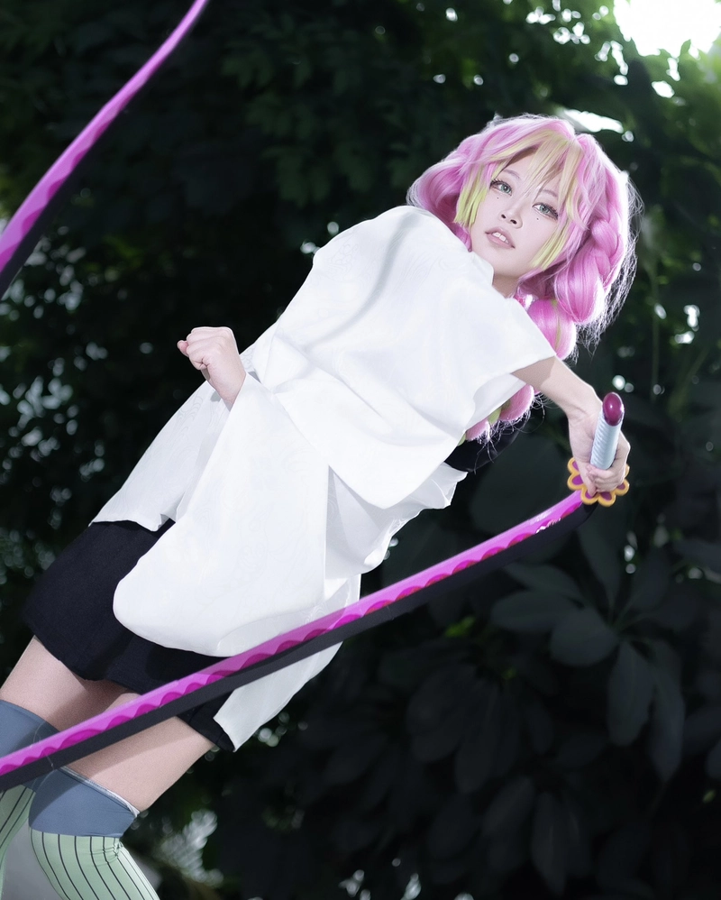 Hình cosplay Mitsuri đáng yêu tái hiện nhân vật chân thực