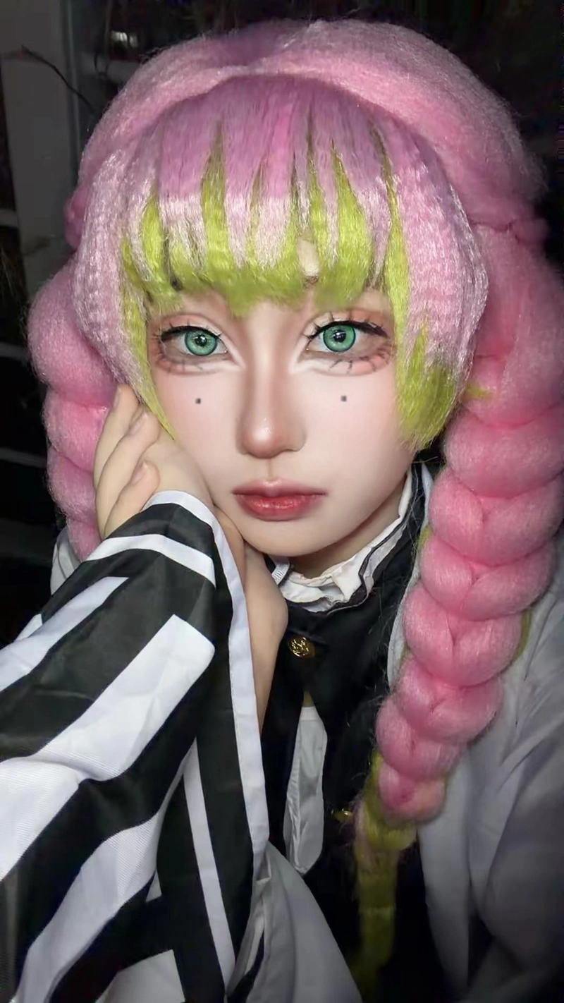Hình cosplay Mitsuri dễ thương với mái tóc hồng xanh nổi bật