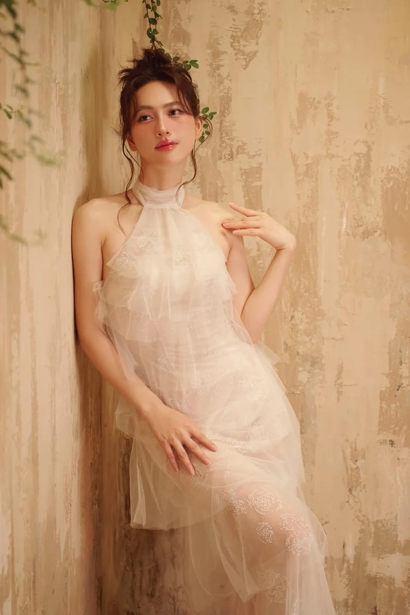 Hot body Phương Anh Đào khoe eo thon qua áo tắm bó sát