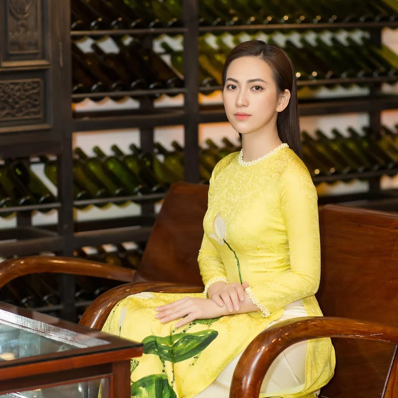 Hot body Phương Anh Đào nổi bật với áo tắm mỏng manh