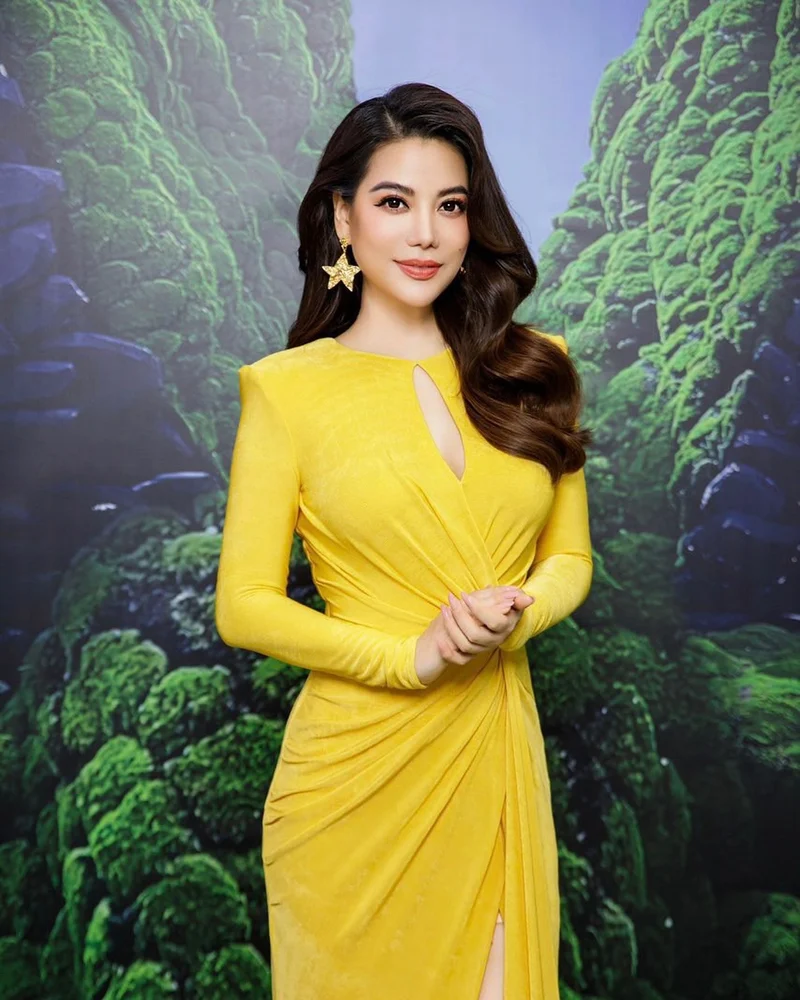 Hot body Trương Ngọc Ánh nổi bật trong set bikini mỏng