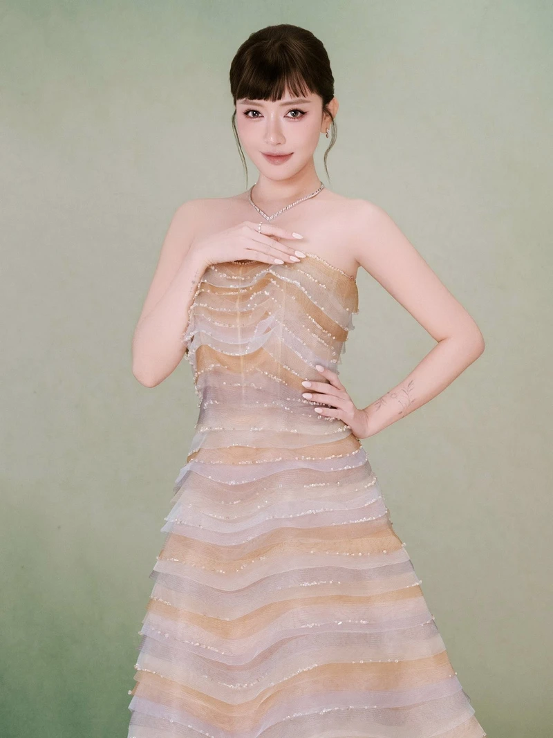 Hotgirl Bích Phương bikini trẻ trung với thần thái nổi bật riêng