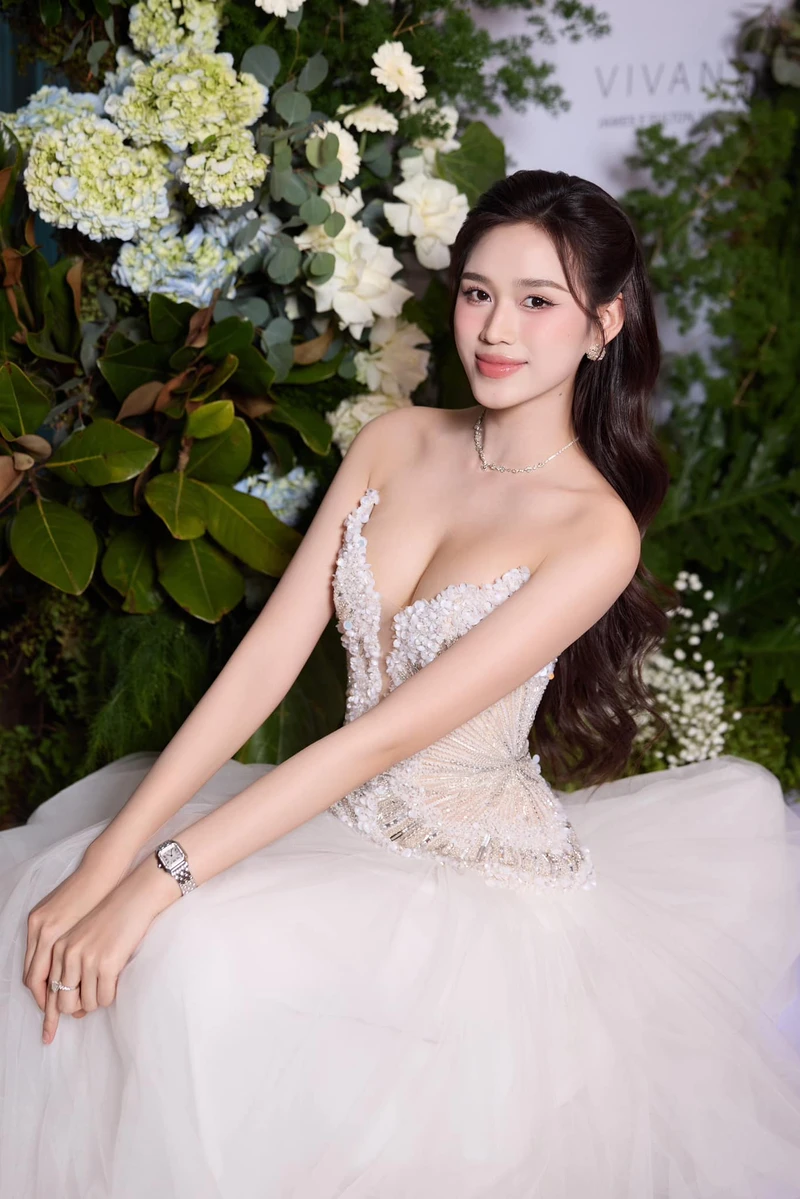 Khoảnh khắc Đỗ Thị Hà đi biển bikini đầy sức sống trẻ